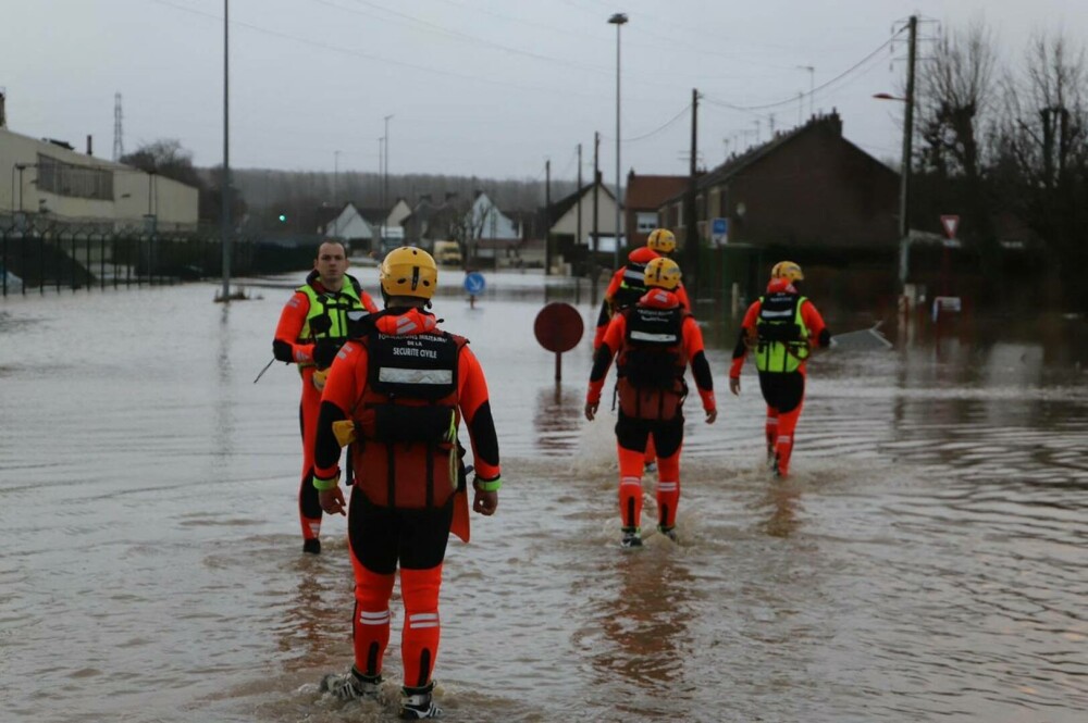 MAE, atenționare de călătorie: coduri roşu şi portocaliu de ploi şi inundaţii în Franţa. Furtuna Henk a făcut ravagii | VIDEO - Imaginea 1