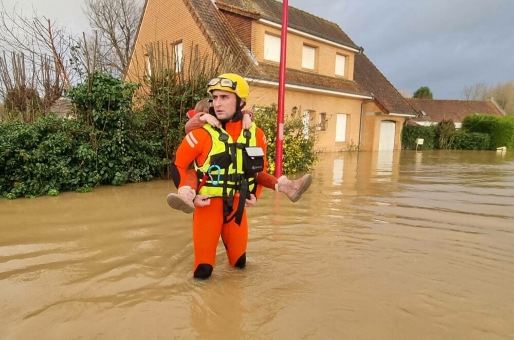 MAE, atenționare de călătorie: coduri roşu şi portocaliu de ploi şi inundaţii în Franţa. Furtuna Henk a făcut ravagii | VIDEO - Imaginea 3