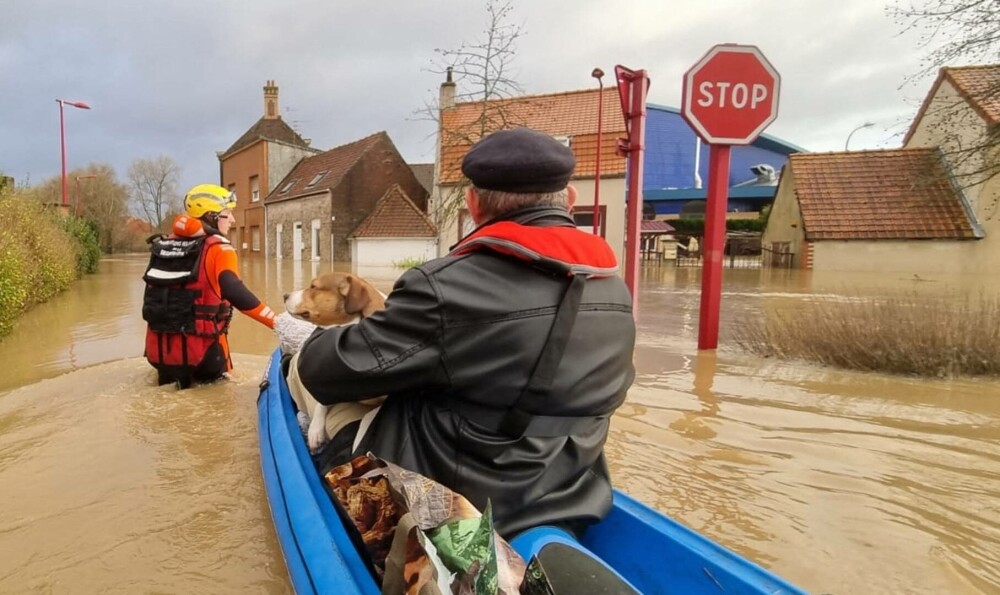 MAE, atenționare de călătorie: coduri roşu şi portocaliu de ploi şi inundaţii în Franţa. Furtuna Henk a făcut ravagii | VIDEO - Imaginea 4
