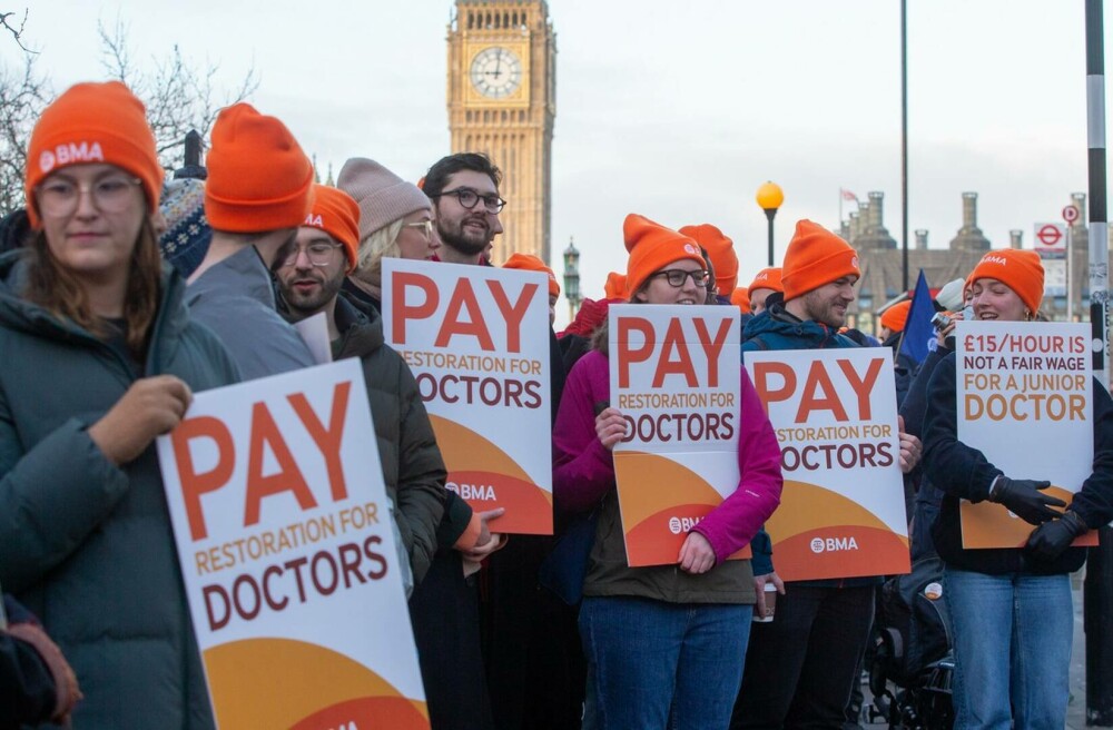„Avem liste de aşteptare enorme”. Medicii din Anglia au început o grevă pe o durată fără precedent | GALERIE FOTO - Imaginea 2