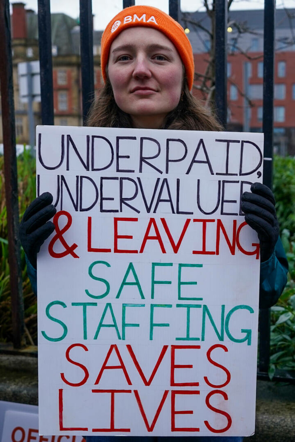 „Avem liste de aşteptare enorme”. Medicii din Anglia au început o grevă pe o durată fără precedent | GALERIE FOTO - Imaginea 4
