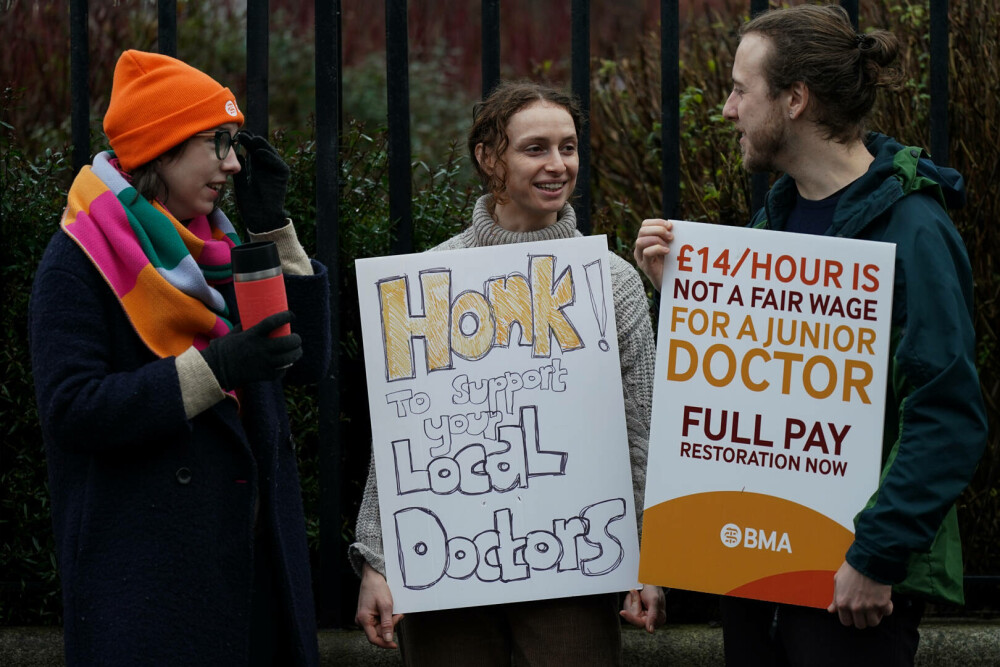 „Avem liste de aşteptare enorme”. Medicii din Anglia au început o grevă pe o durată fără precedent | GALERIE FOTO - Imaginea 5