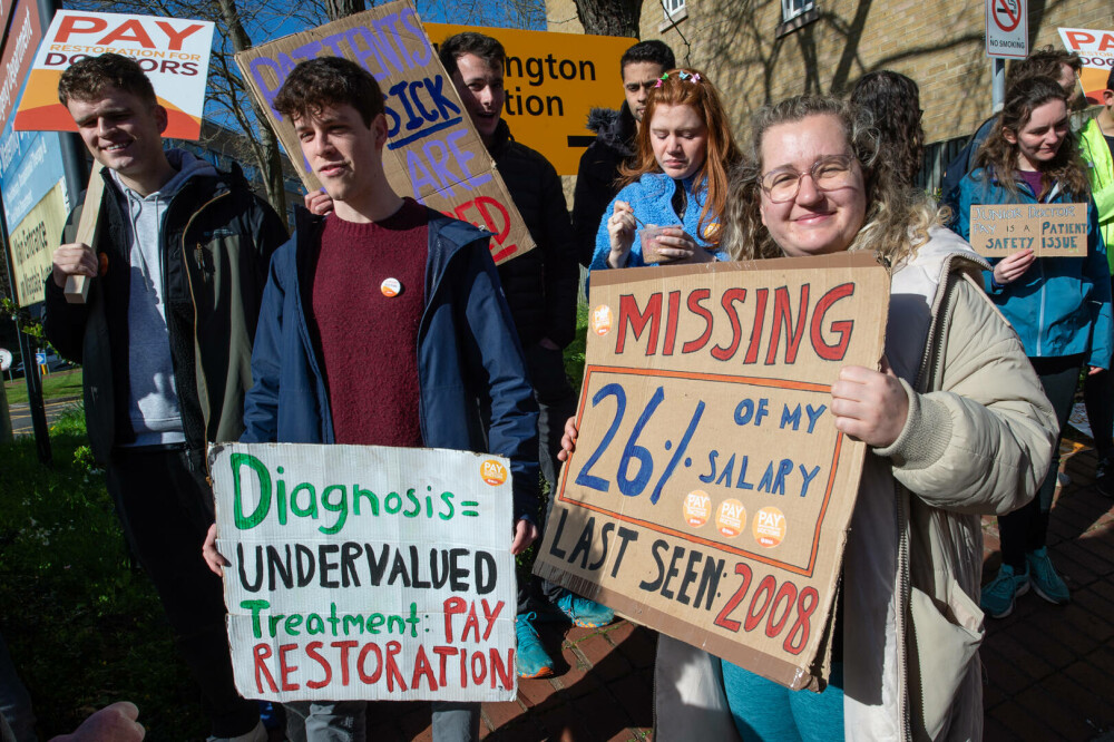 „Avem liste de aşteptare enorme”. Medicii din Anglia au început o grevă pe o durată fără precedent | GALERIE FOTO - Imaginea 10