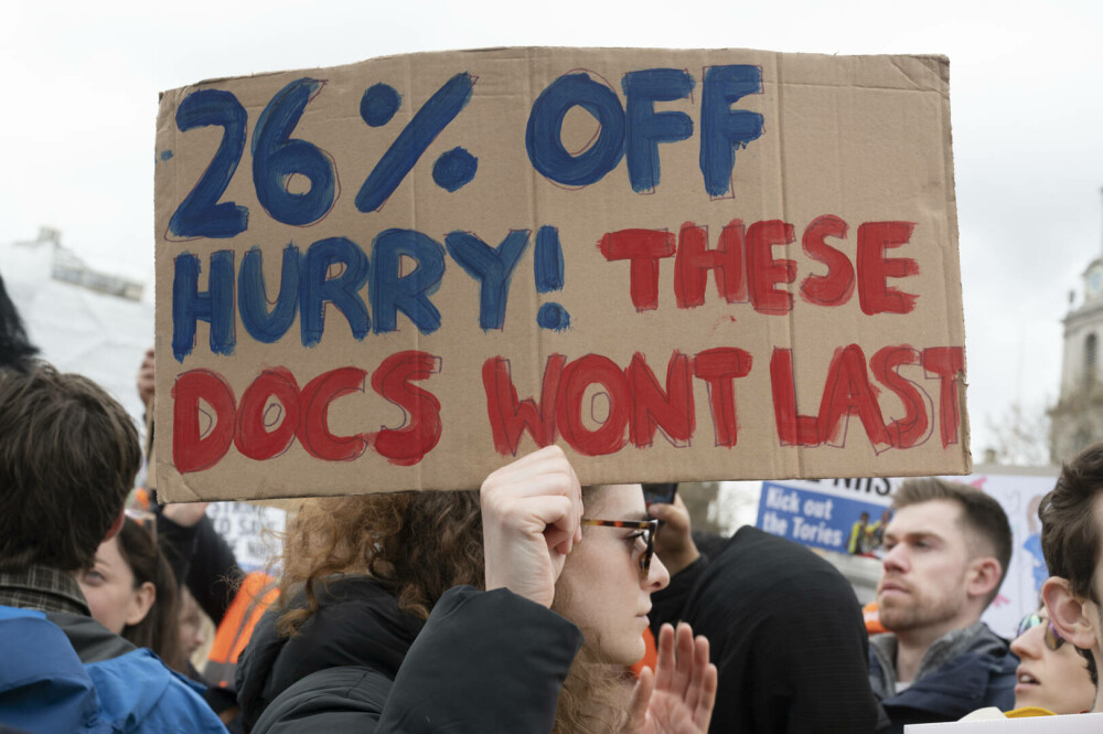 „Avem liste de aşteptare enorme”. Medicii din Anglia au început o grevă pe o durată fără precedent | GALERIE FOTO - Imaginea 11