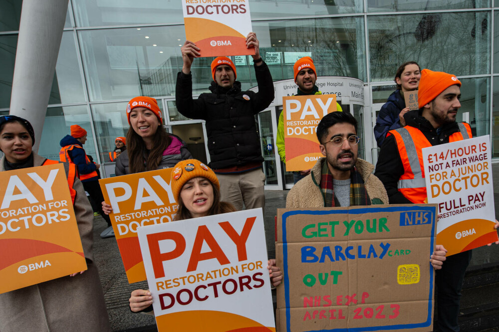 „Avem liste de aşteptare enorme”. Medicii din Anglia au început o grevă pe o durată fără precedent | GALERIE FOTO - Imaginea 12
