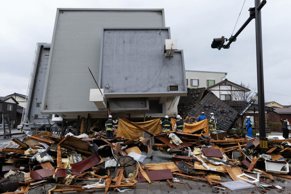 Nou bilanț al cutremurului devastator din Japonia. Cel puțin 161 de morţi şi 103 dispăruţi - Imaginea 12