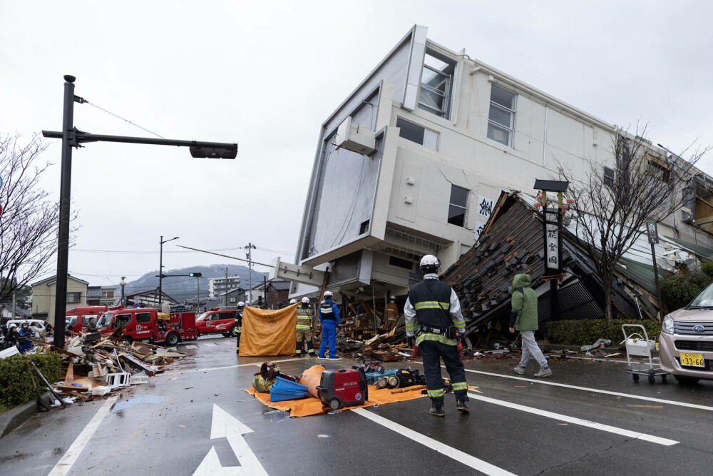 Nou bilanț al cutremurului devastator din Japonia. Cel puțin 161 de morţi şi 103 dispăruţi - Imaginea 9