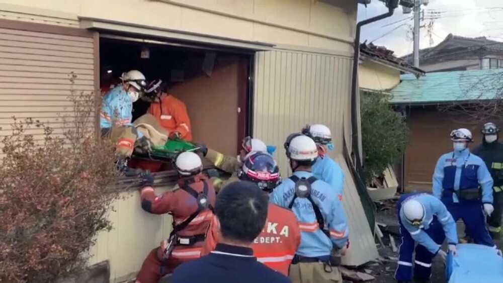 Nou bilanț al cutremurului devastator din Japonia. Cel puțin 161 de morţi şi 103 dispăruţi - Imaginea 2