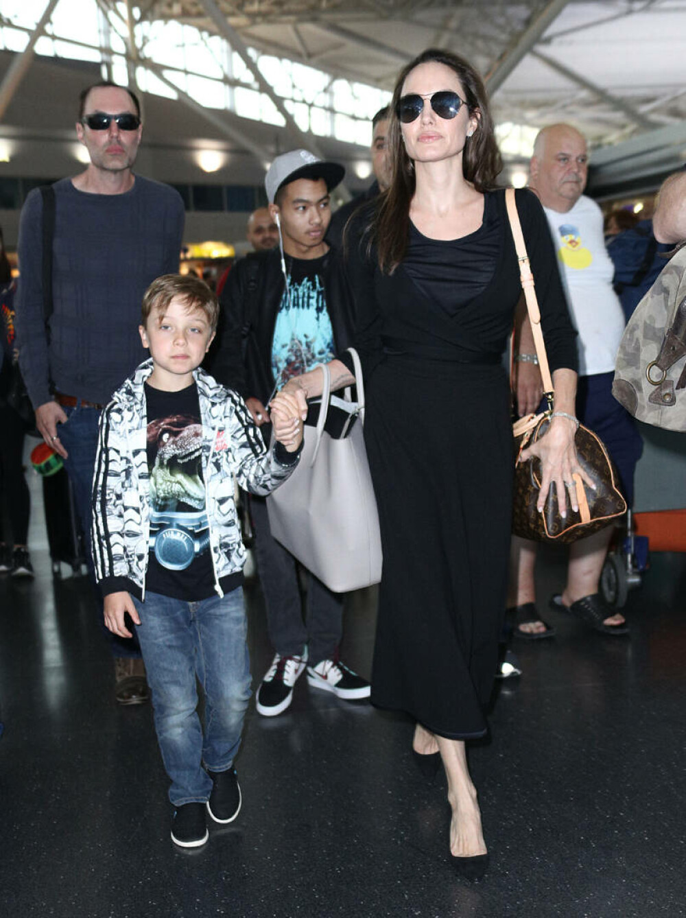„Vreau să fiu acolo pentru ea.” Ce a declarat fratele Angelinei Jolie despre divorțul actriței și copiii acesteia - Imaginea 7