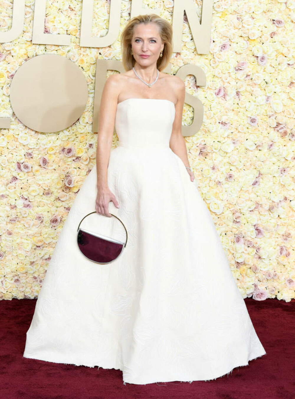 FOTO. Actrița Gillian Anderson a purtat o rochie foarte specială la gala Globurilor de Aur 2024: ”Yonis, sunt atât de multe!” - Imaginea 5
