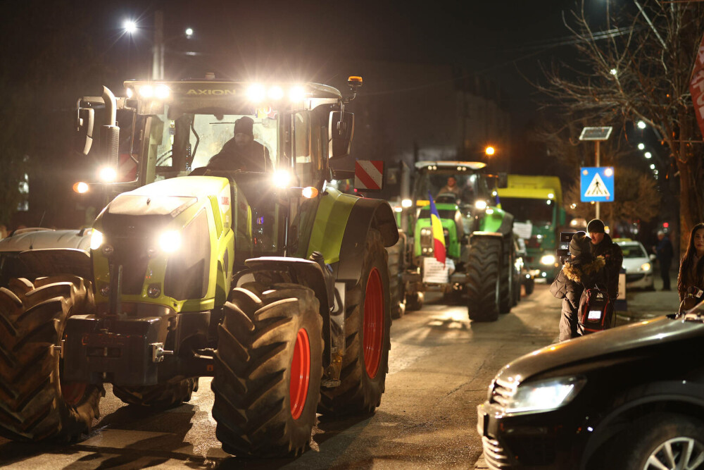 Protestul fermierilor a încins spiritele la intrarea în Capitală. Coloana de utilaje agricole, oprită de blocada Poliției - Imaginea 2