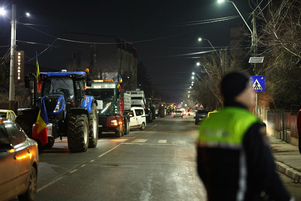 Protestul fermierilor a încins spiritele la intrarea în Capitală. Coloana de utilaje agricole, oprită de blocada Poliției - Imaginea 5