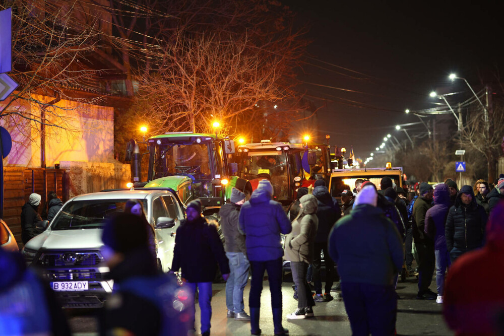 Protestul fermierilor a încins spiritele la intrarea în Capitală. Coloana de utilaje agricole, oprită de blocada Poliției - Imaginea 6