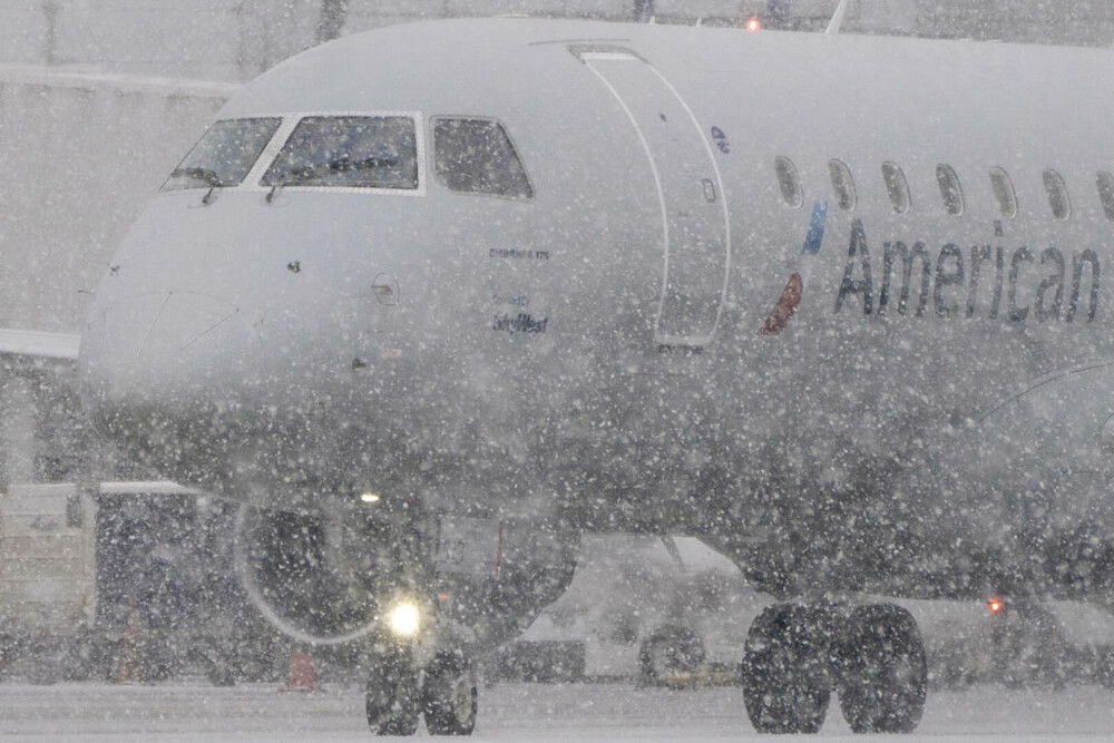 Vremea rea face ravagii în SUA. Mii de zboruri au fost anulate și 250.000 de persoane au rămas fără electricitate - Imaginea 1