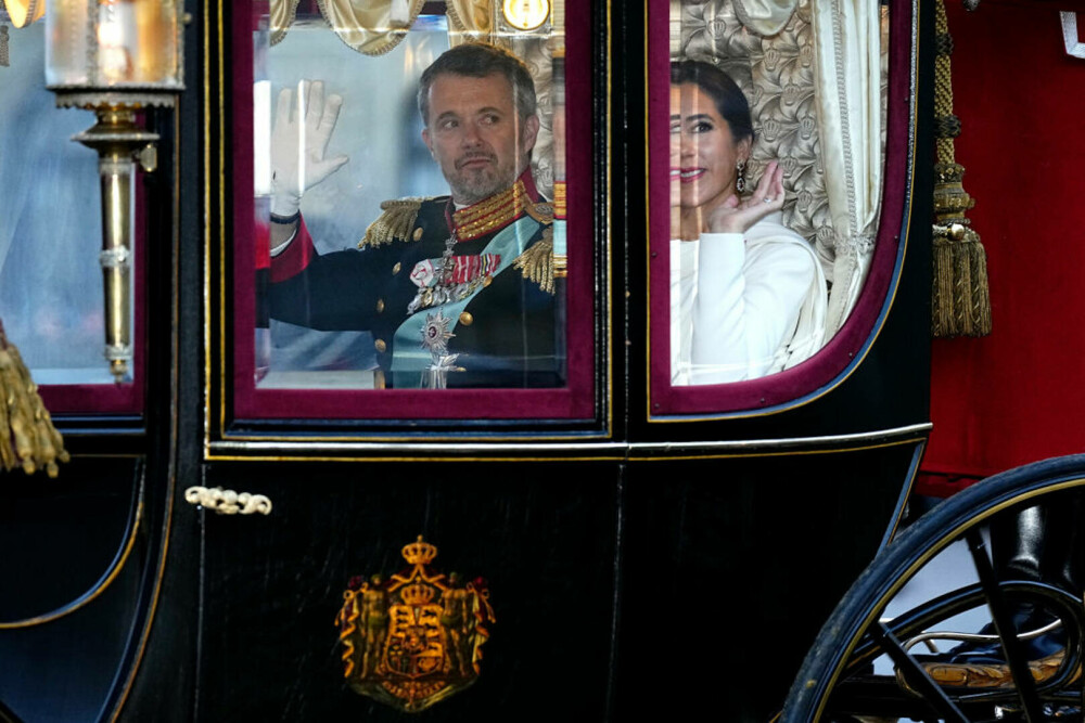 Sărutul regilor danezi, în lumina criticilor. Zvonurile de infidelitate din familie umbresc relația regelui Frederik | FOTO - Imaginea 4