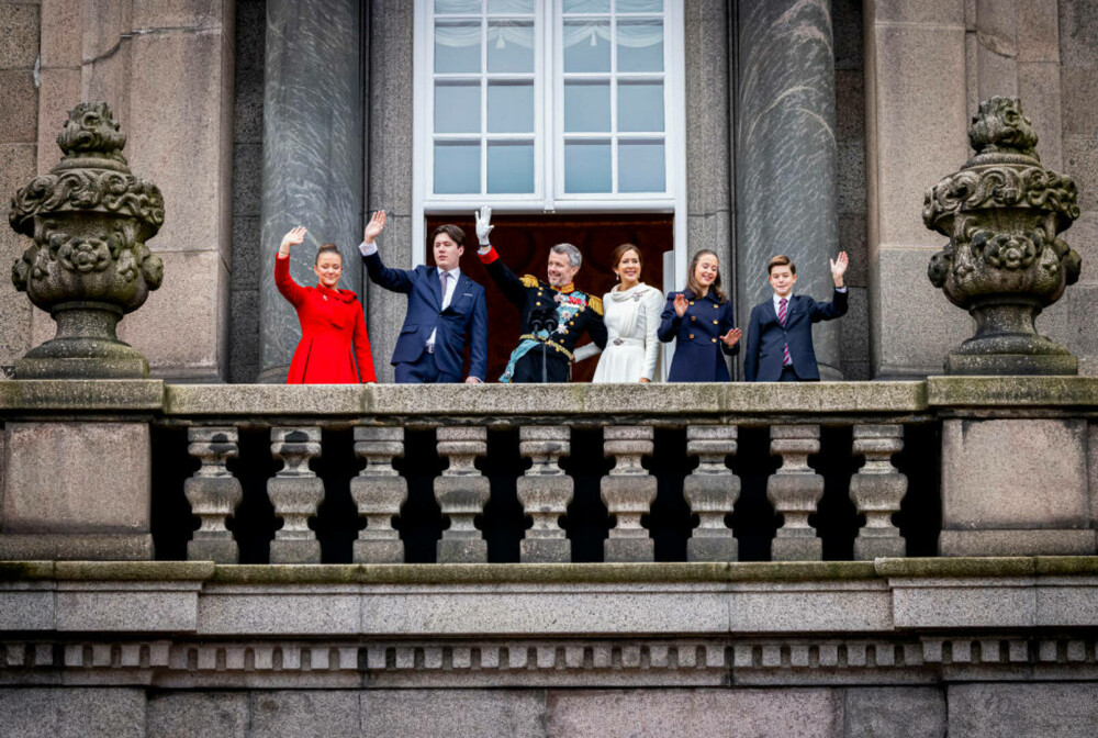 Sărutul regilor danezi, în lumina criticilor. Zvonurile de infidelitate din familie umbresc relația regelui Frederik | FOTO - Imaginea 14