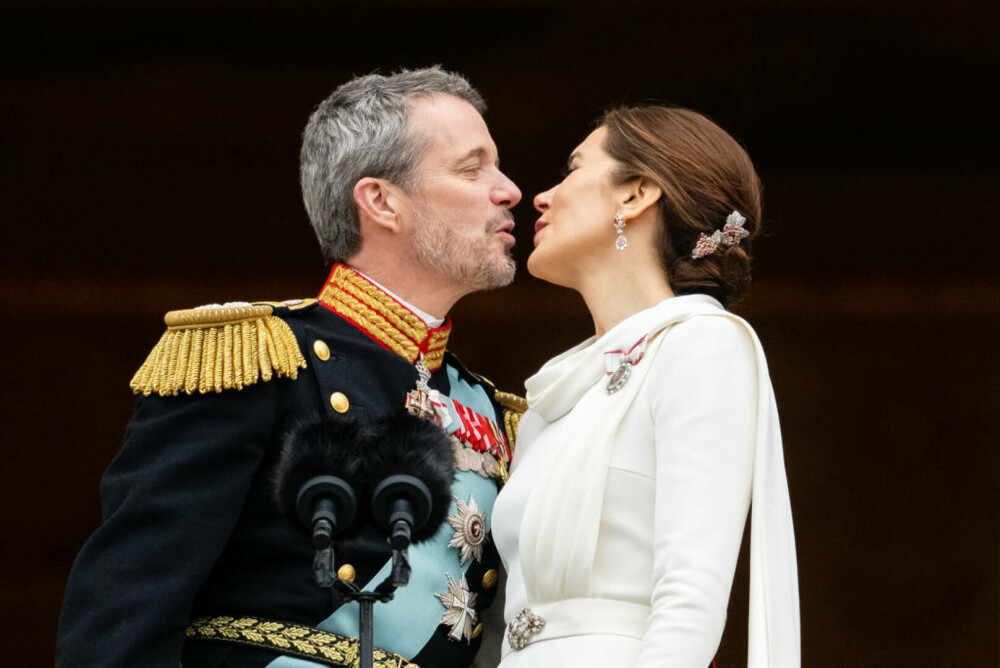 Sărutul regilor danezi, în lumina criticilor. Zvonurile de infidelitate din familie umbresc relația regelui Frederik | FOTO - Imaginea 21