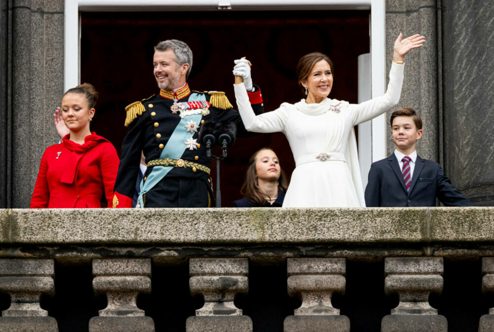 Sărutul regilor danezi, în lumina criticilor. Zvonurile de infidelitate din familie umbresc relația regelui Frederik | FOTO - Imaginea 24