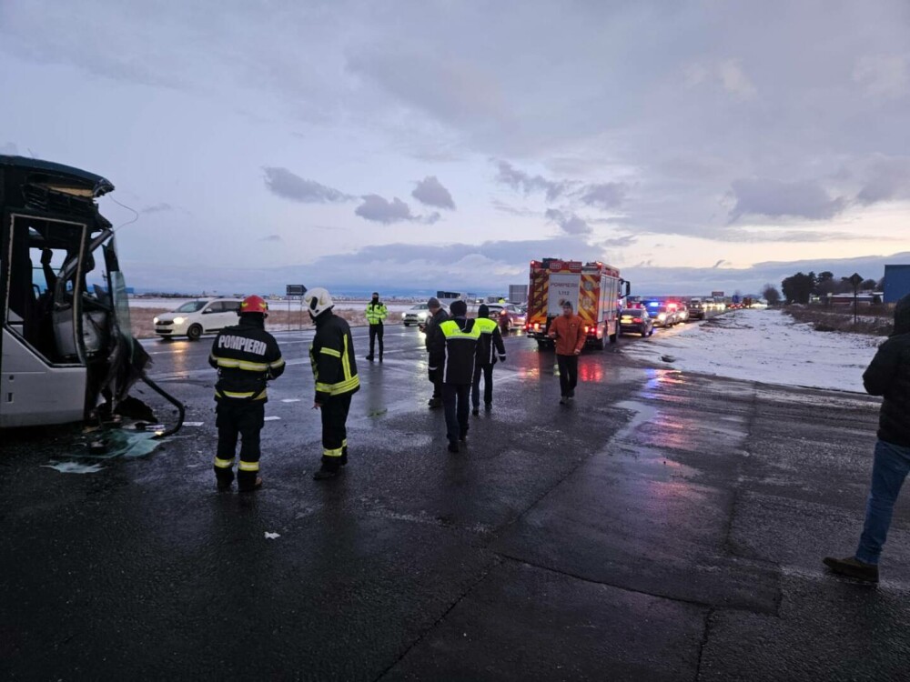 Două autobuze s-au ciocnit în Brașov. Aproape 40 de muncitori se aflau într-unul dintre vehicule. Sunt șase răniți - Imaginea 1