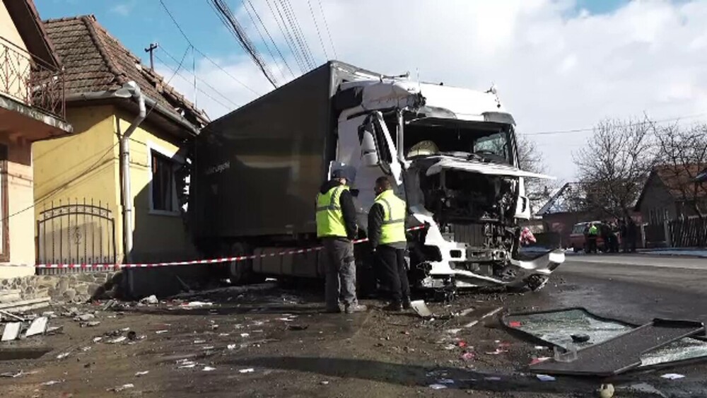 Momentul în care un TIR intră în casa unei familii din Mureș. Șoferul camionului a fost proiectat prin parbriz | FOTO - Imaginea 3