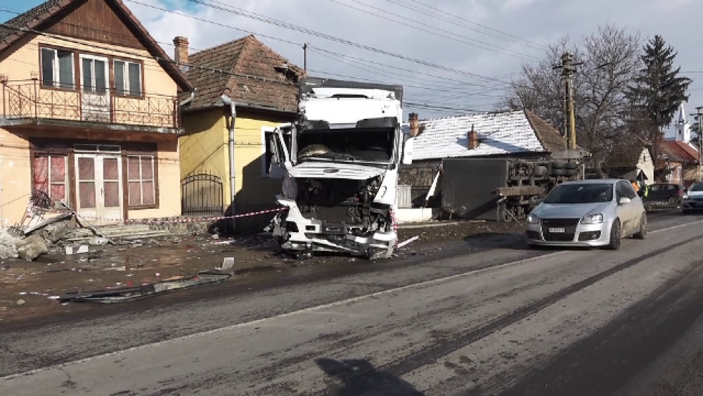 Momentul în care un TIR intră în casa unei familii din Mureș. Șoferul camionului a fost proiectat prin parbriz | FOTO - Imaginea 1