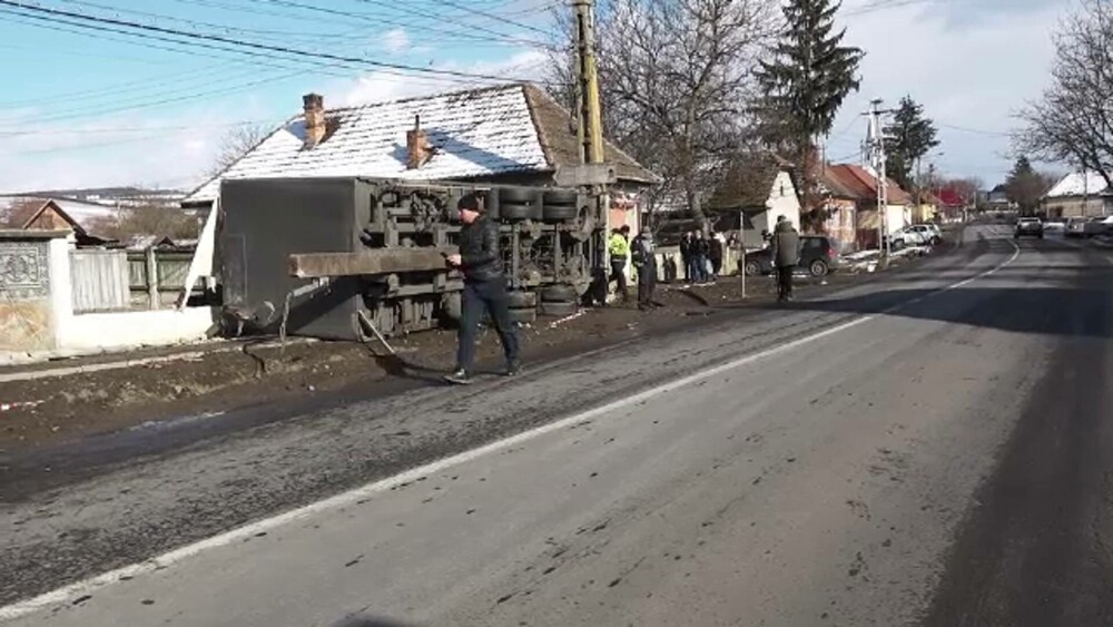 Momentul în care un TIR intră în casa unei familii din Mureș. Șoferul camionului a fost proiectat prin parbriz | FOTO - Imaginea 4