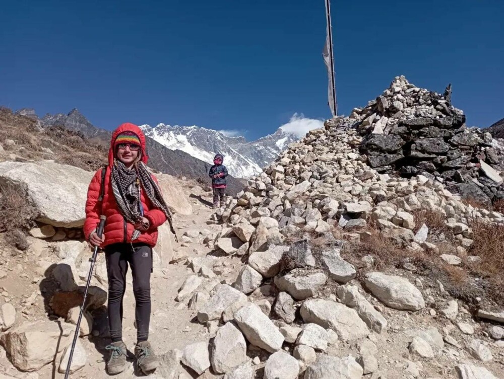 O fetiță de 4 ani a devenit cea mai tânără persoană din istorie care a urcat până la tabăra de bază de pe Everest. FOTO - Imaginea 10