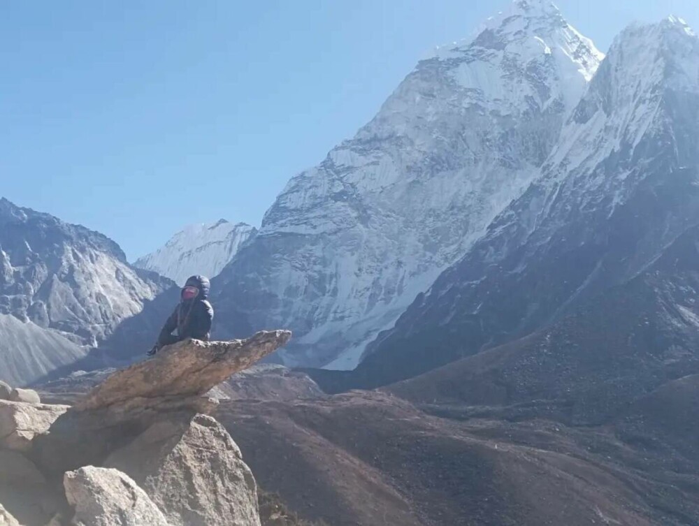 O fetiță de 4 ani a devenit cea mai tânără persoană din istorie care a urcat până la tabăra de bază de pe Everest. FOTO - Imaginea 6