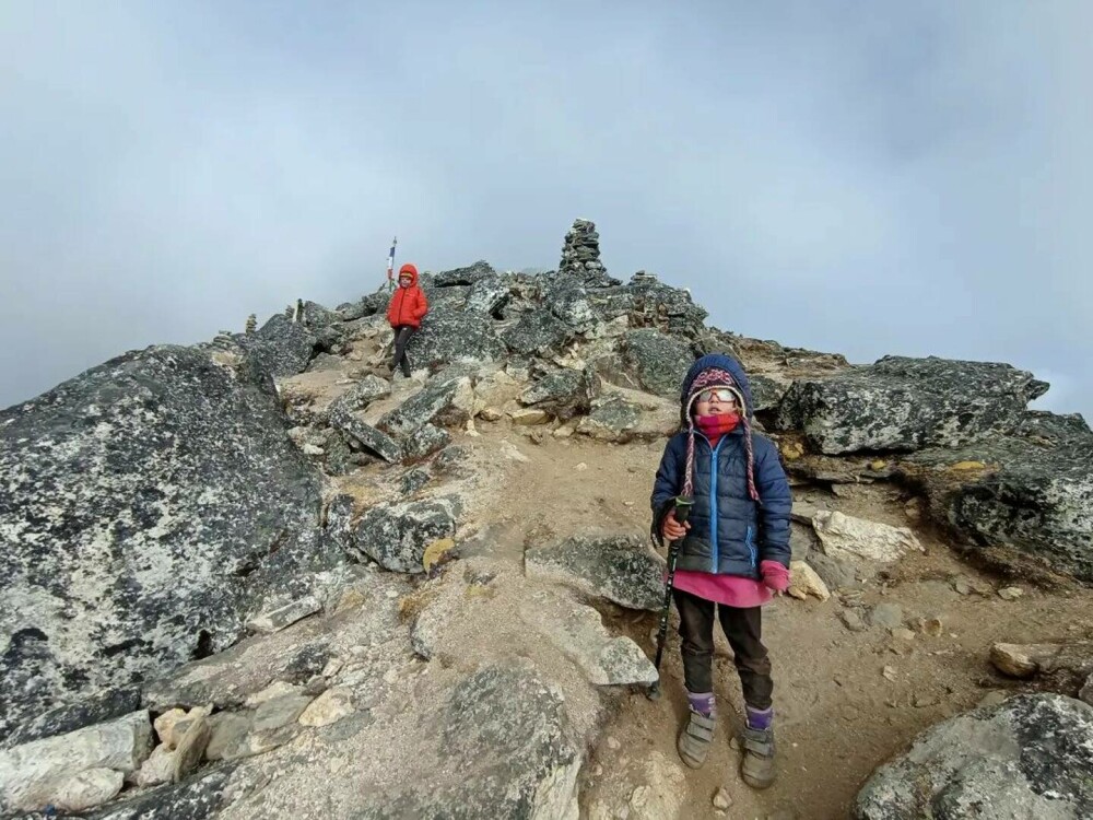 O fetiță de 4 ani a devenit cea mai tânără persoană din istorie care a urcat până la tabăra de bază de pe Everest. FOTO - Imaginea 4