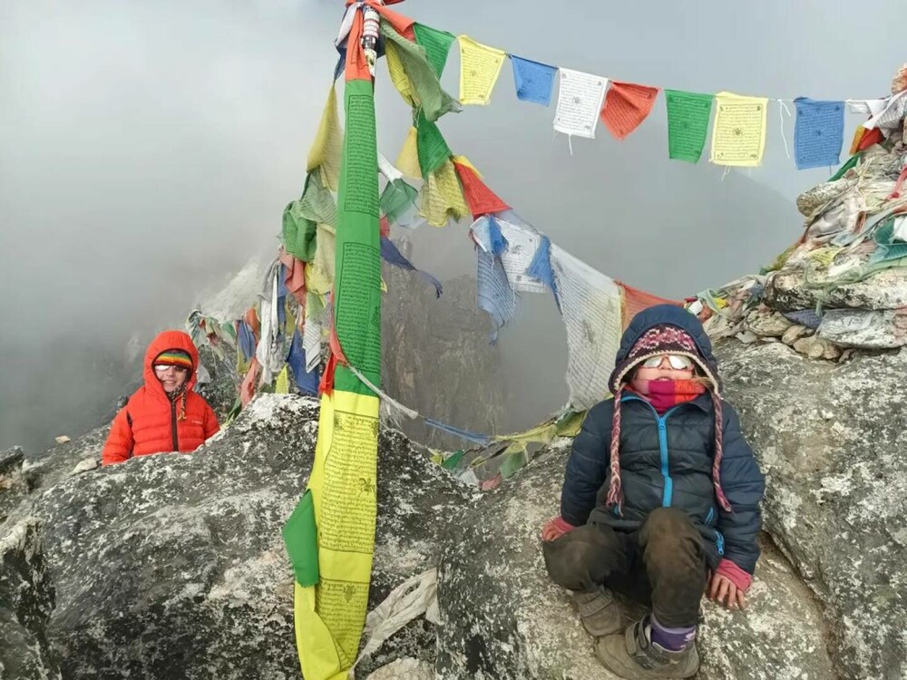 O fetiță de 4 ani a devenit cea mai tânără persoană din istorie care a urcat până la tabăra de bază de pe Everest. FOTO - Imaginea 1