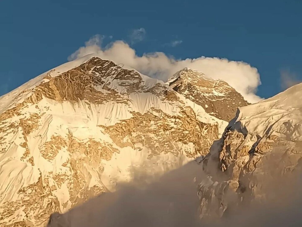 O fetiță de 4 ani a devenit cea mai tânără persoană din istorie care a urcat până la tabăra de bază de pe Everest. FOTO - Imaginea 7