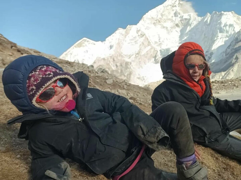 O fetiță de 4 ani a devenit cea mai tânără persoană din istorie care a urcat până la tabăra de bază de pe Everest. FOTO - Imaginea 3