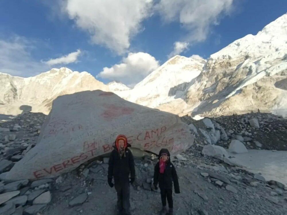 O fetiță de 4 ani a devenit cea mai tânără persoană din istorie care a urcat până la tabăra de bază de pe Everest. FOTO - Imaginea 9