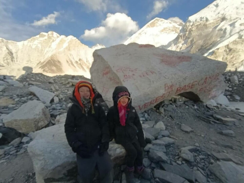 O fetiță de 4 ani a devenit cea mai tânără persoană din istorie care a urcat până la tabăra de bază de pe Everest. FOTO - Imaginea 2
