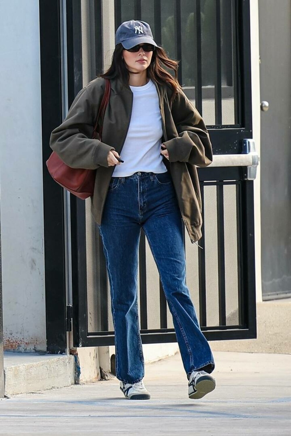 Kendall Jenner, surprinsă de paparazzi în Los Angeles. Cum a fost pozată în timp ce mergea la cumpărături. GALERIE FOTO - Imaginea 6