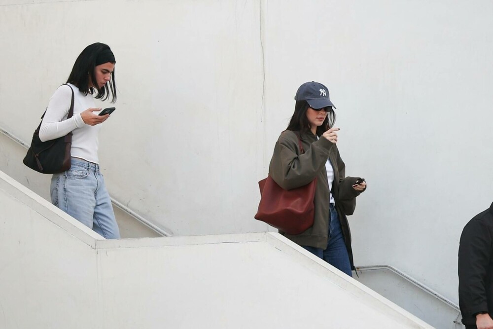 Kendall Jenner, surprinsă de paparazzi în Los Angeles. Cum a fost pozată în timp ce mergea la cumpărături. GALERIE FOTO - Imaginea 9