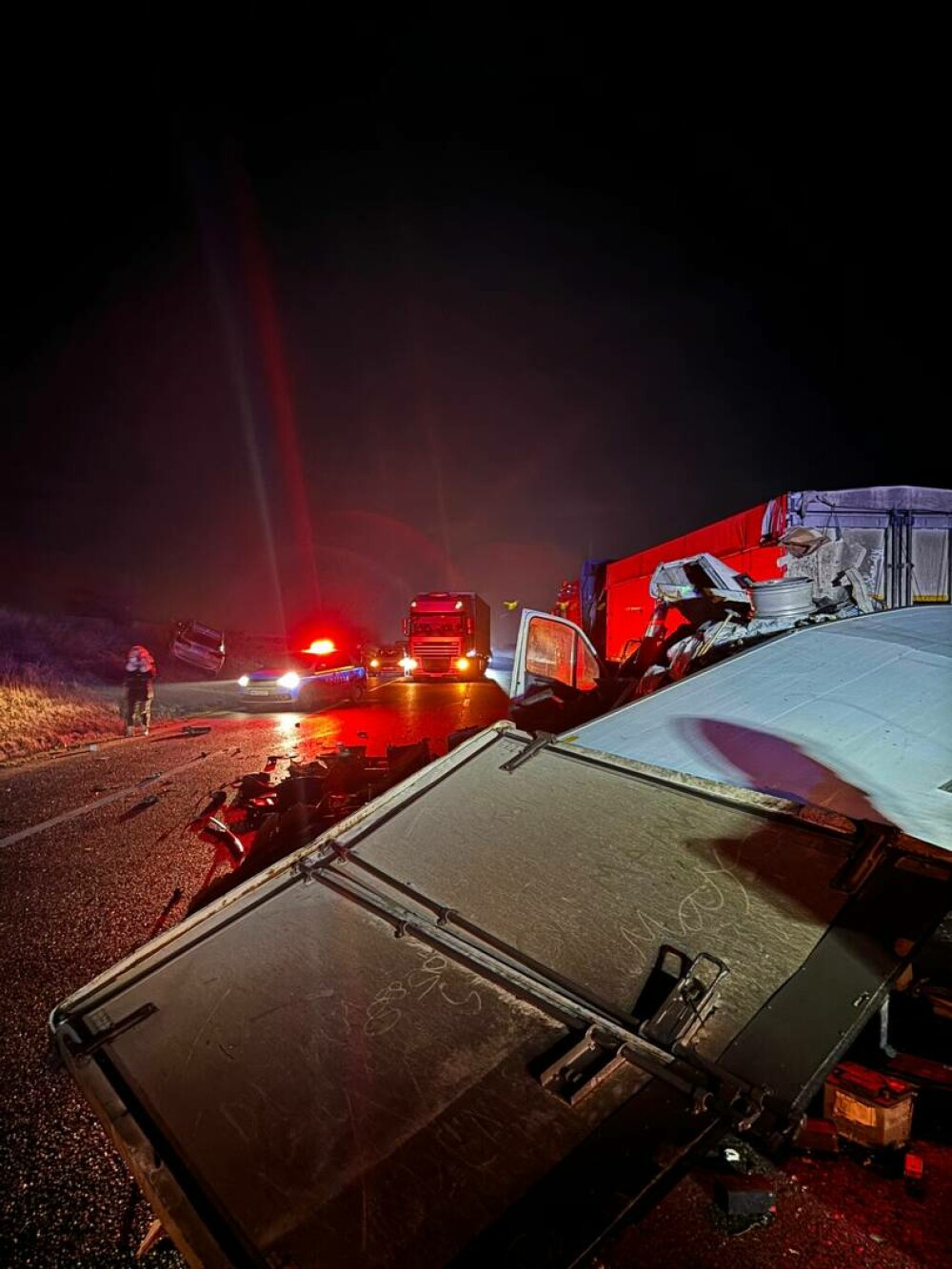Un băiat de 16 ani a murit într-un accident pe „Drumul morții”. Impact violent între un camion, o autoutilitară și o mașină - Imaginea 1