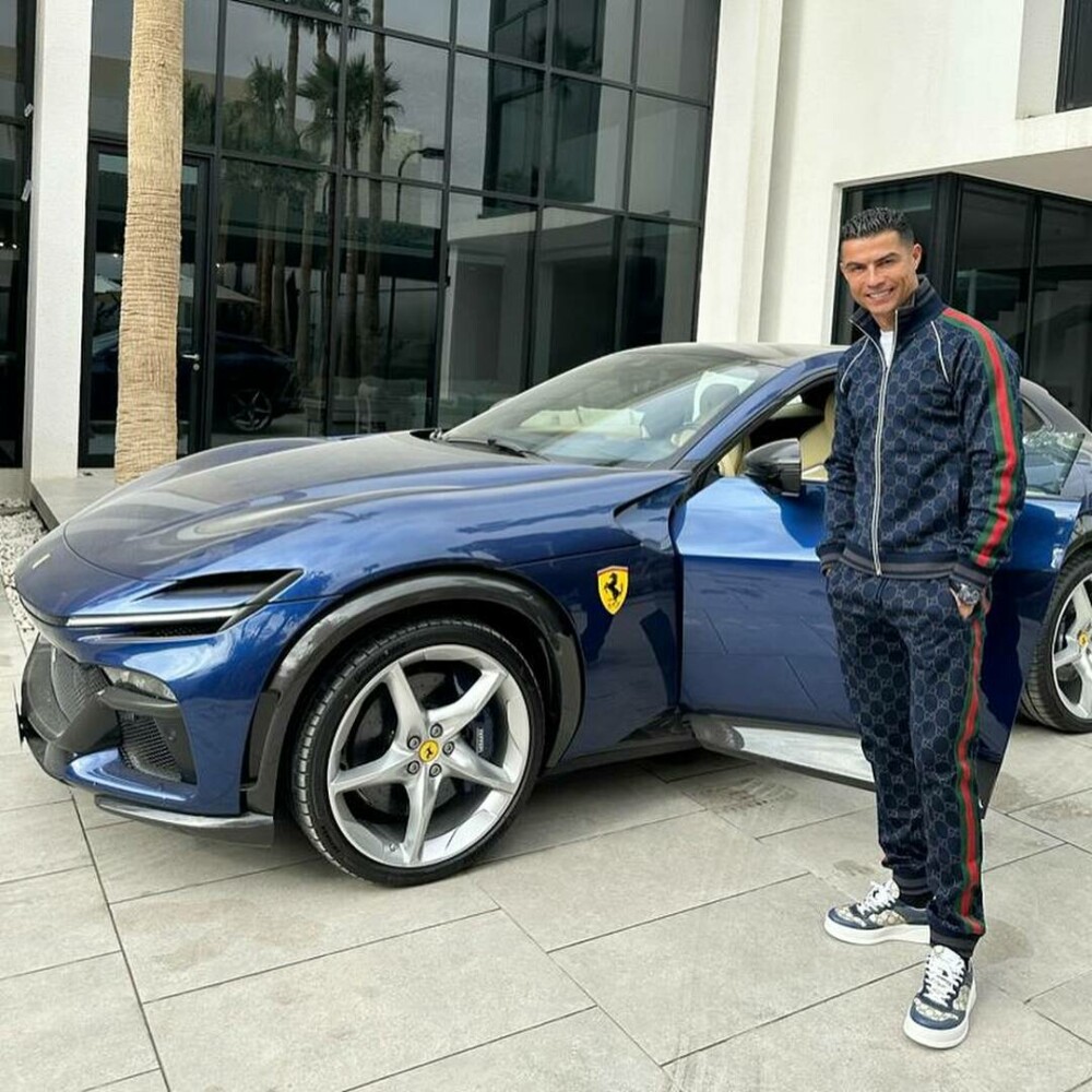 Cristiano Ronaldo s-a lăudat cu noua sa achiziție, un Ferrari de 467.000 de euro. Colecția impresionantă de bolizi - Imaginea 1