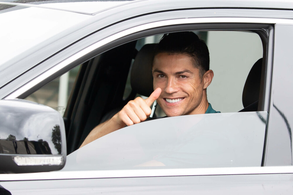 Cristiano Ronaldo s-a lăudat cu noua sa achiziție, un Ferrari de 467.000 de euro. Colecția impresionantă de bolizi - Imaginea 3