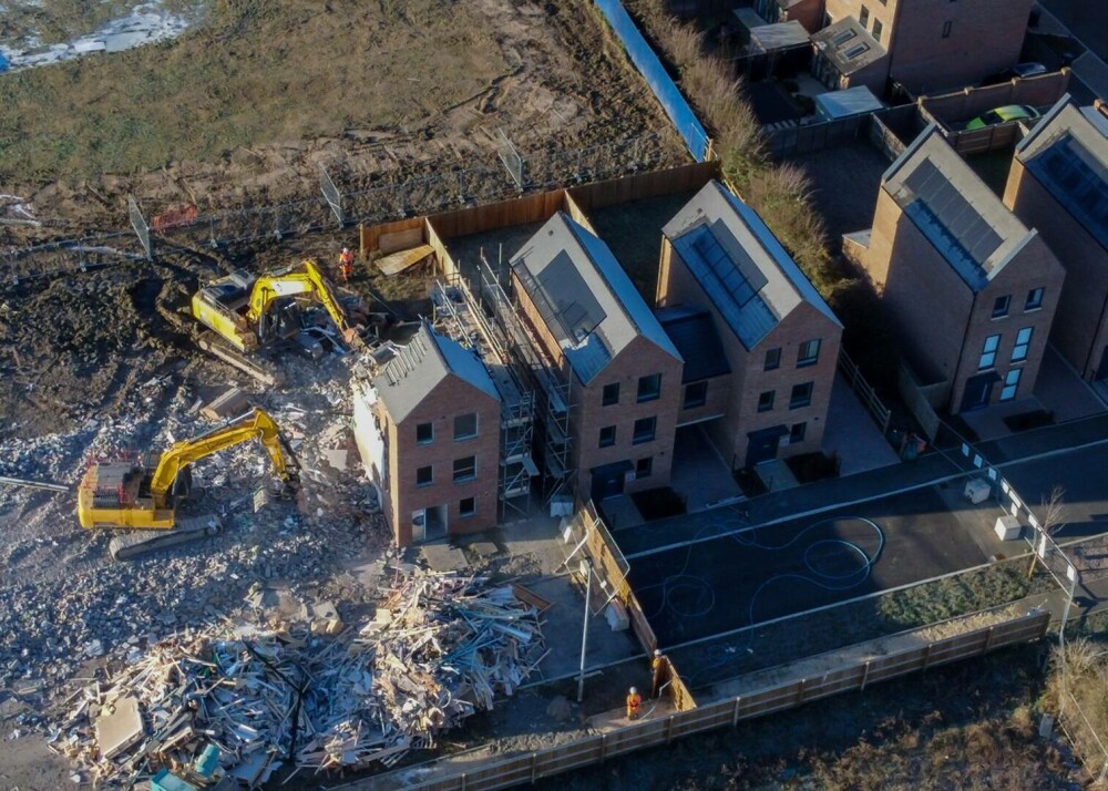 O companie imobiliară își demolează 88 de case proaspăt construite după o descoperire năucitoare. FOTO - Imaginea 2