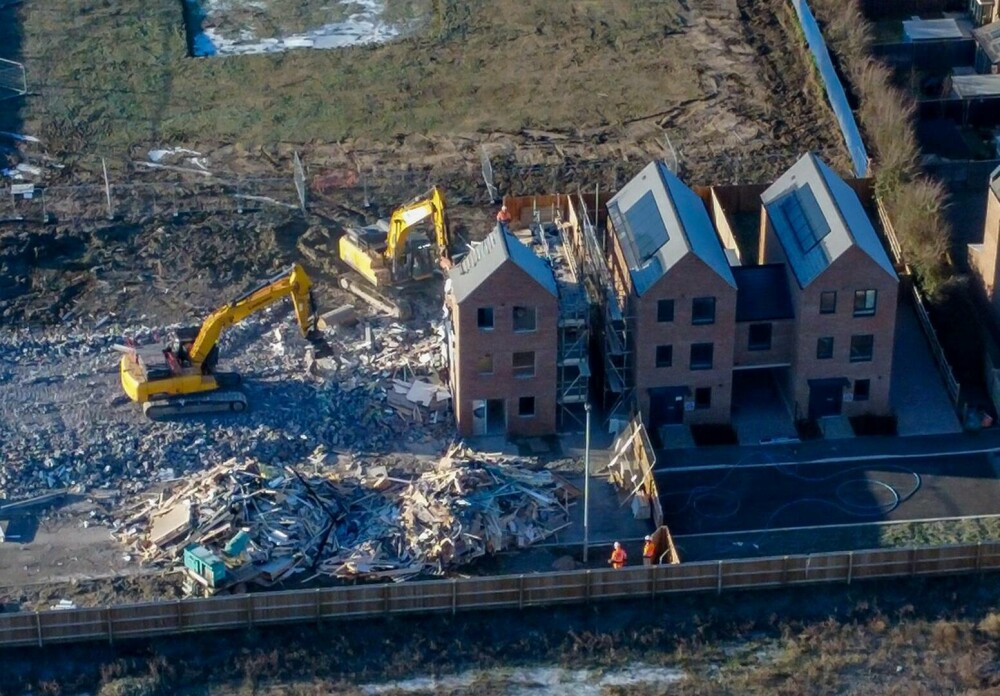 O companie imobiliară își demolează 88 de case proaspăt construite după o descoperire năucitoare. FOTO - Imaginea 1