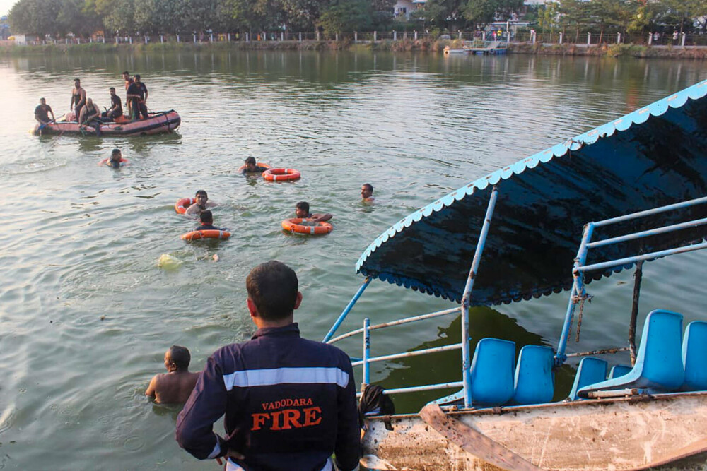 15 elevi şi un profesor au murit, după ce barca în care se aflau s-a răsturnat în India - Imaginea 1