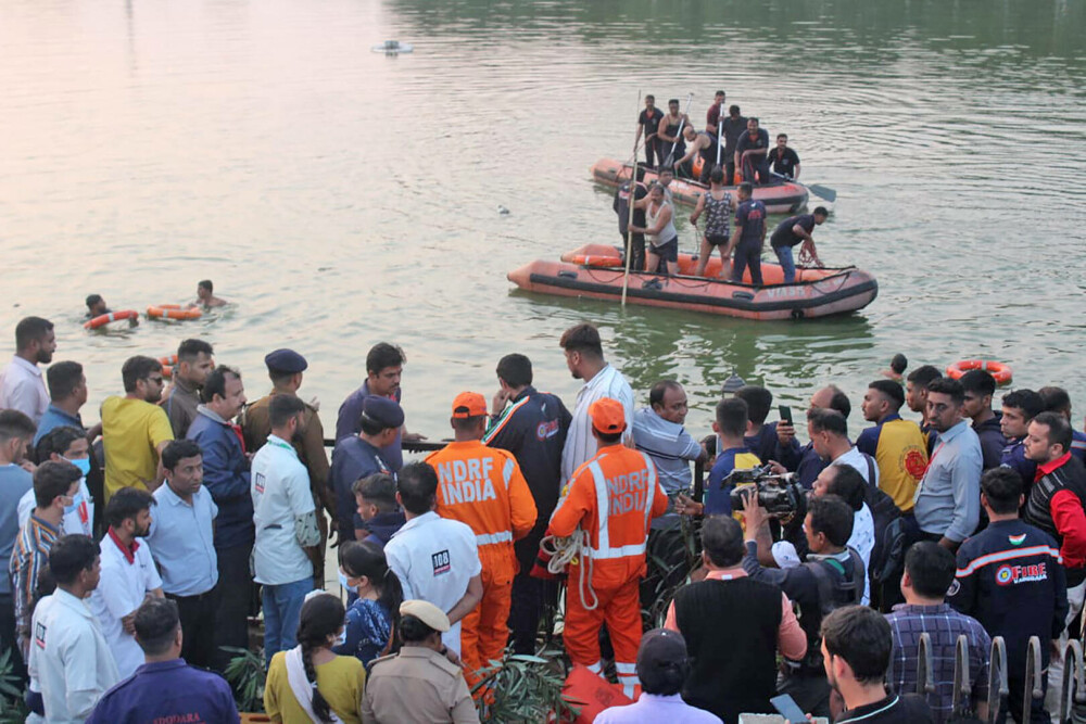 15 elevi şi un profesor au murit, după ce barca în care se aflau s-a răsturnat în India - Imaginea 2