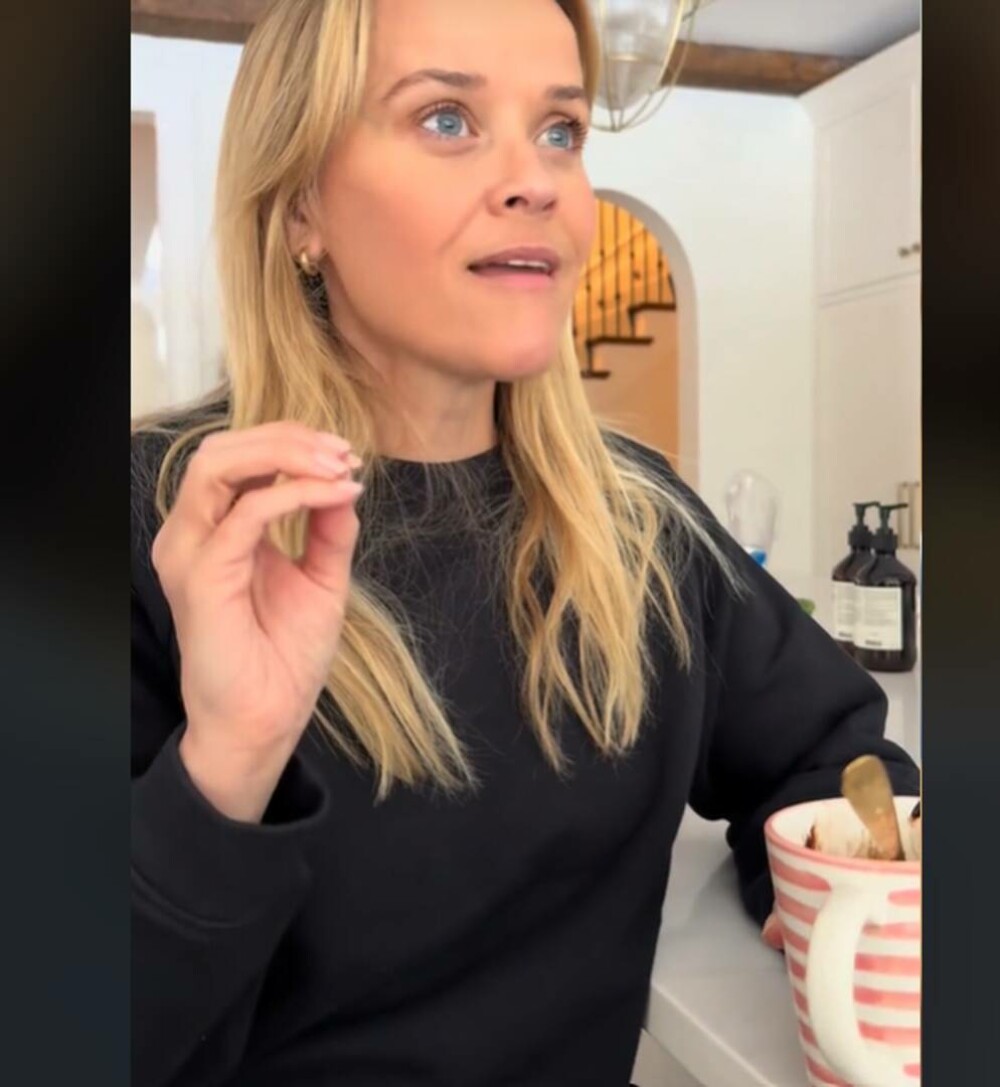 „Zăpada este murdară”. Reese Witherspoon a mâncat zăpadă din curtea sa, peste care a pus sirop - Imaginea 2