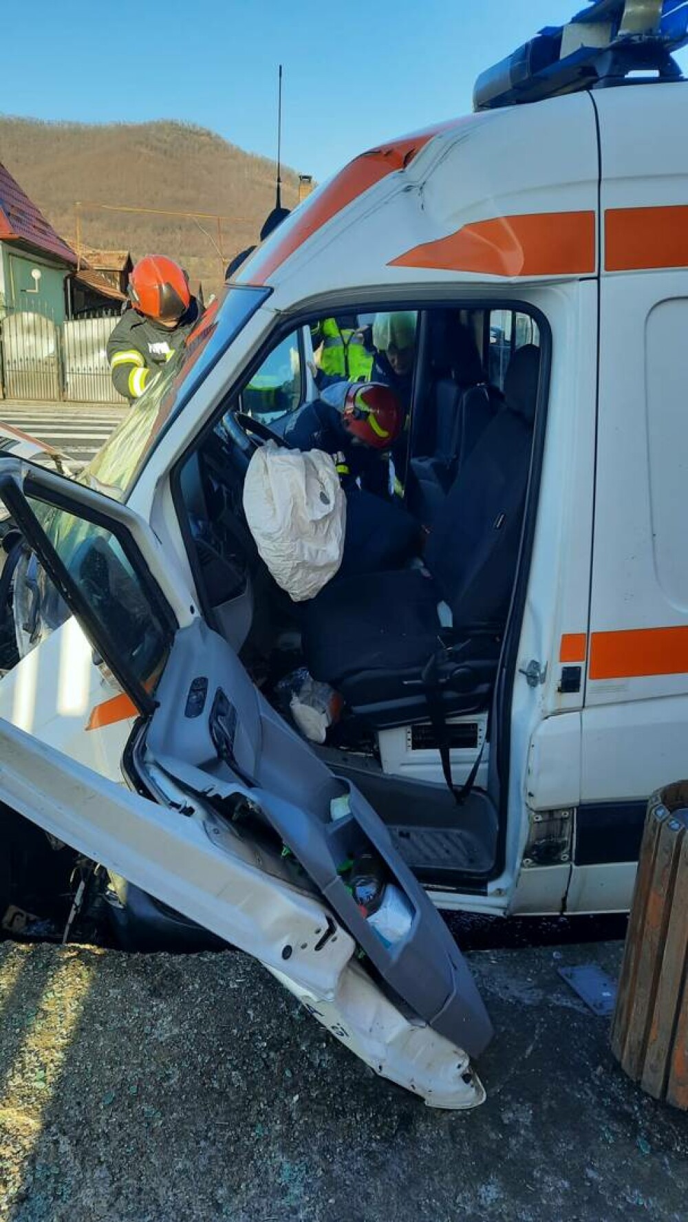Ambulanţă implicată într-un accident pe DN 17. Echipajul medical şi pacientul, răniţi. FOTO - Imaginea 3