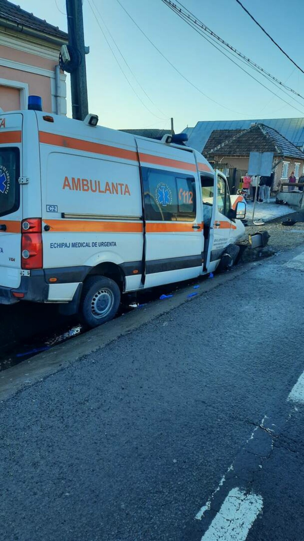 Ambulanţă implicată într-un accident pe DN 17. Echipajul medical şi pacientul, răniţi. FOTO - Imaginea 5
