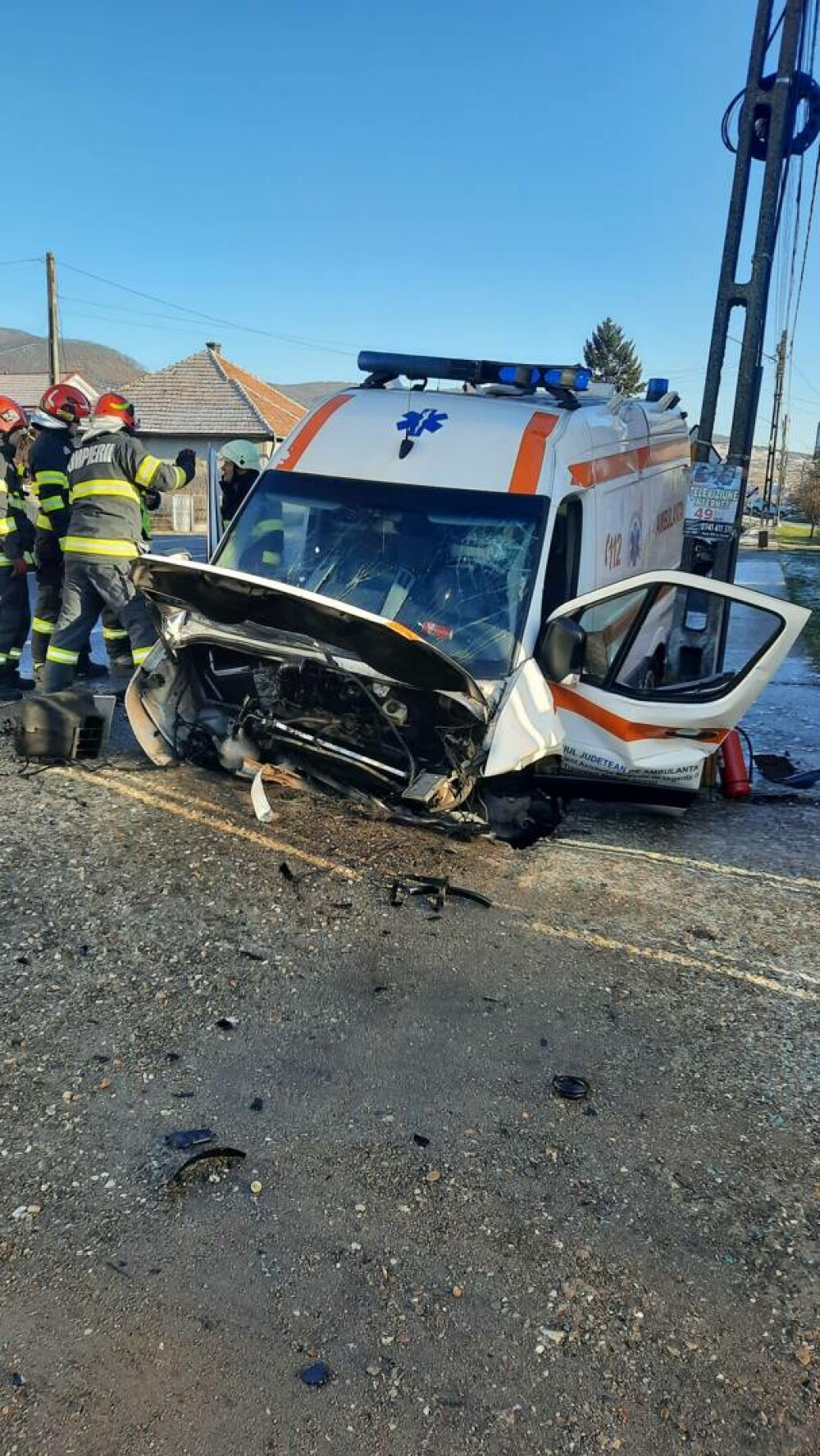 Ambulanţă implicată într-un accident pe DN 17. Echipajul medical şi pacientul, răniţi. FOTO - Imaginea 8