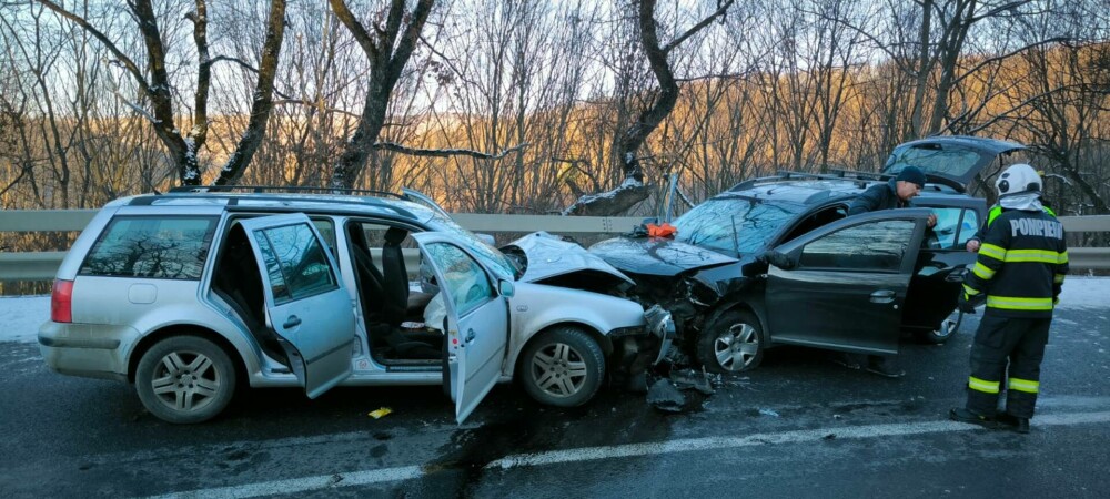 Accident în județul Sibiu. Un tânăr a pierdut controlul mașinii. Trei persoane au ajuns la spital GALERIE FOTO - Imaginea 1