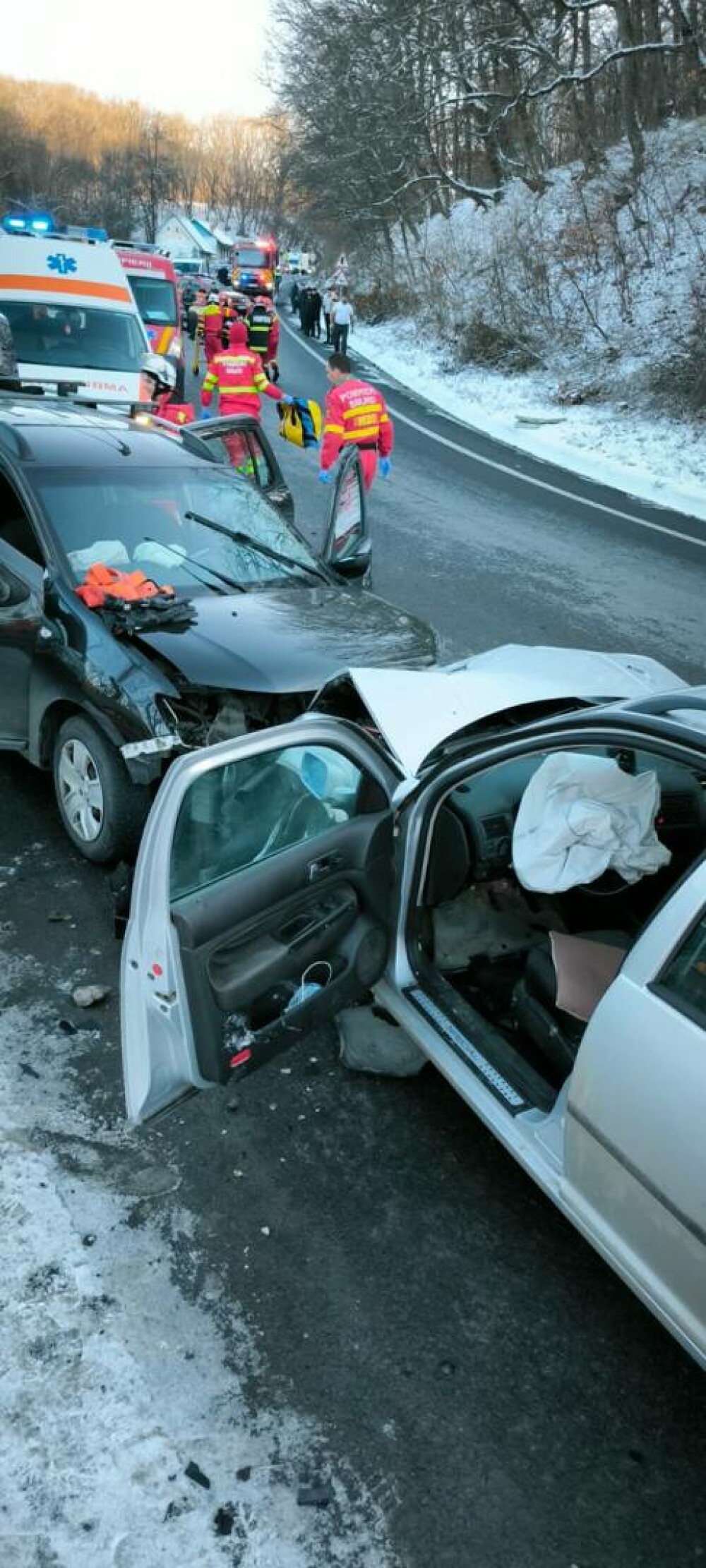 Accident în județul Sibiu. Un tânăr a pierdut controlul mașinii. Trei persoane au ajuns la spital GALERIE FOTO - Imaginea 2