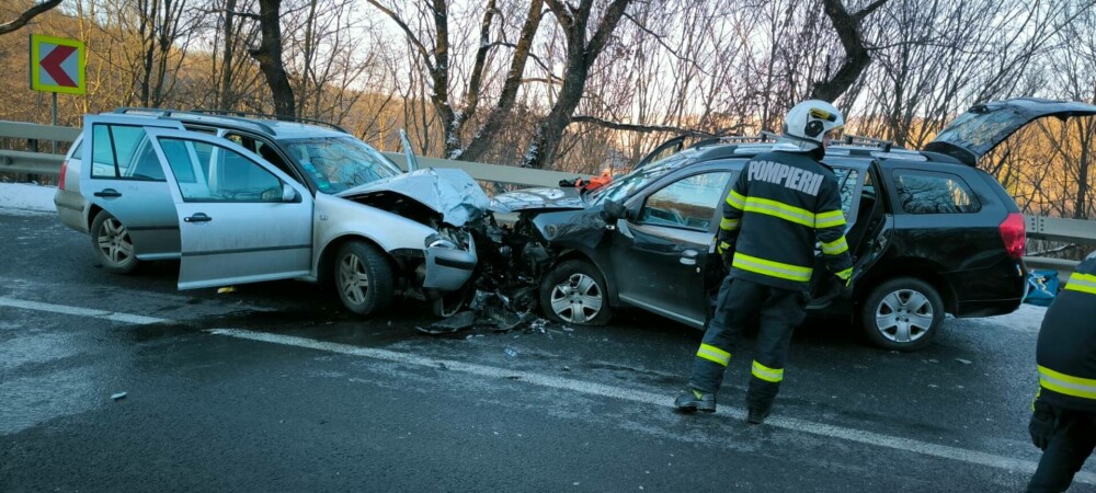 Accident în județul Sibiu. Un tânăr a pierdut controlul mașinii. Trei persoane au ajuns la spital GALERIE FOTO - Imaginea 3